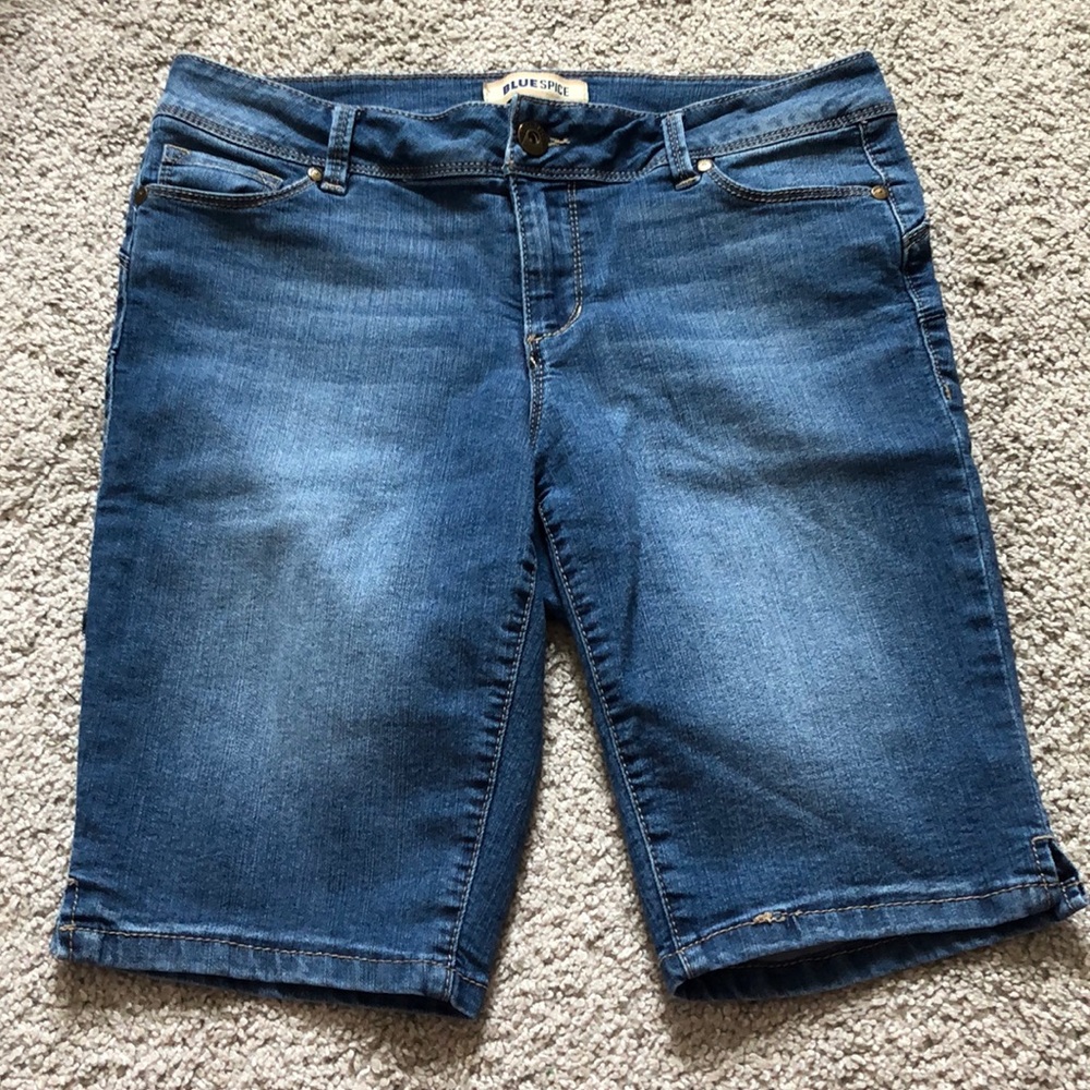 🎉10/$10 Women’s jean shorts size 11